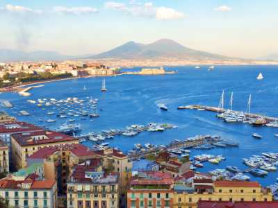 Golfo di Napoli � L'insenatura su cui si affaccia il capoluogo campano offre un suggestivo panorama dominato dal Vesuvio e dalle isole di Capri e Ischia. Caratterizzano il golfo la costa ricca di grotte e le antiche ville a ridosso del mare